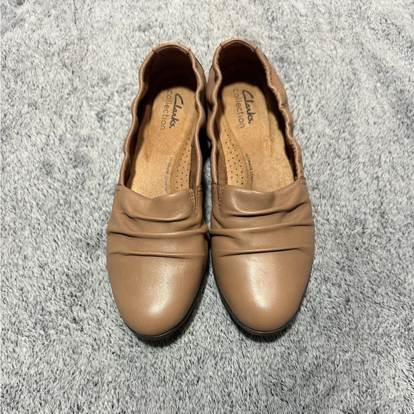 Clarks Womans LeatherSlip On Tan Flat Jenette Ruby Loafer size 8.5 Casual Office - Picture 2 of 7